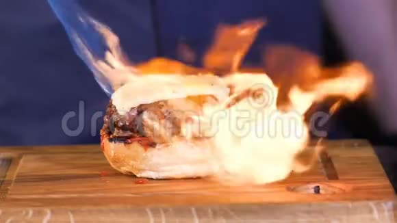 热的多汁的牛肉肉切块用奶酪和油脂在烤架上作响用漂亮的特写镜头拍摄视频的预览图