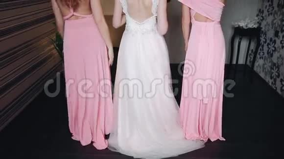 新娘和穿着粉色裙子的伴娘们在跳舞视频的预览图