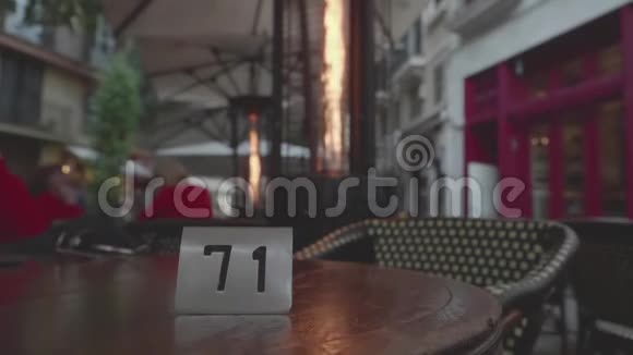 街道咖啡厅的餐桌上的数字和模糊的供暖设备视图视频的预览图