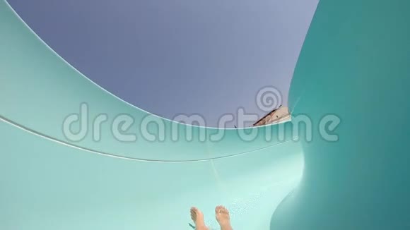 在一个美丽的阳光明媚的日子里年轻人在水上滑下手里拿着相机的家伙视频的预览图