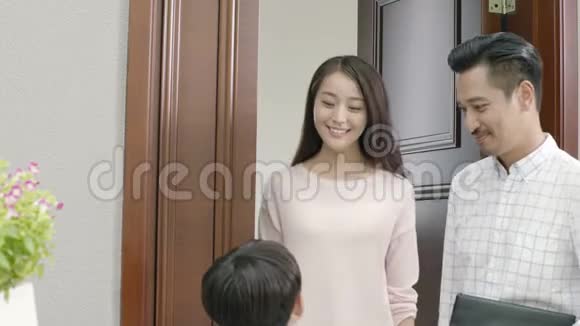 一个亚洲男孩和他的父亲告别母亲上学视频的预览图