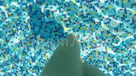 女腿沿着池底行走女性在暑假期间踏入游泳池的观点POV视频的预览图