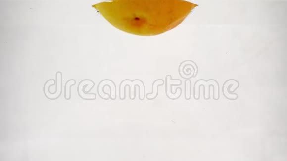 一整个葡萄柚掉进水里有气泡柑橘类水果慢动作视频视频的预览图