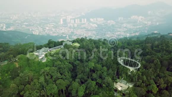 马来西亚槟城山生境公园的鸟瞰图背景为乔治敦视频的预览图