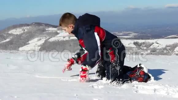 雪地里的男孩视频的预览图