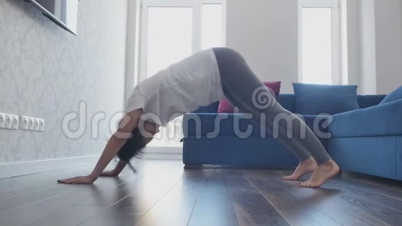 漂亮的女士在大厅里做瑜伽运动视频的预览图