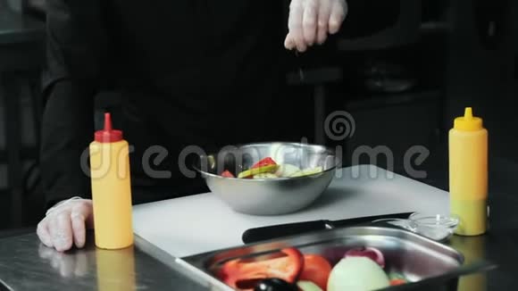厨师在餐厅的厨房里手拿咸菜视频的预览图