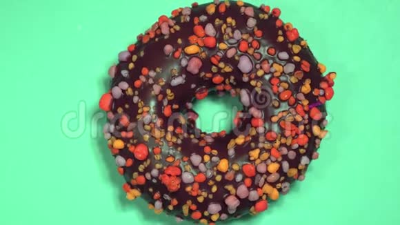在彩色背景上旋转着美味的甜面圈视频的预览图