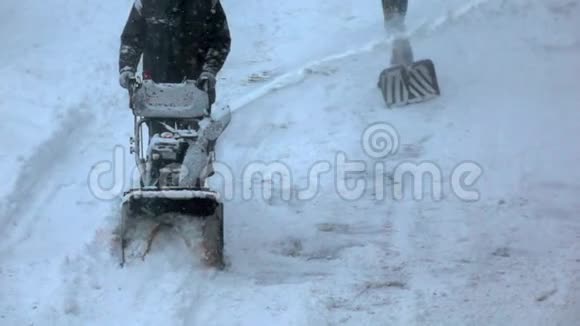 慢镜头冬天雪人从人行道上擦雪视频的预览图