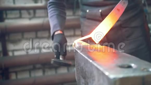 铁匠在车间里用铁锤塑造钢铁视频的预览图