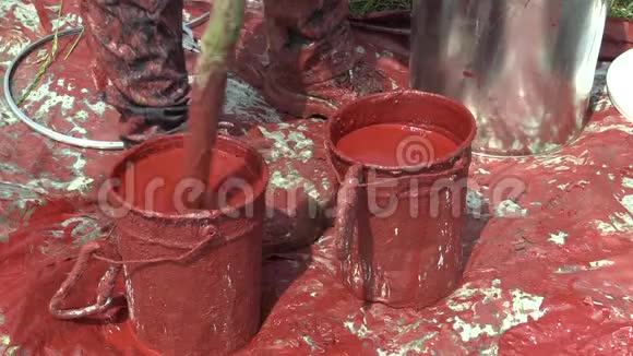 两个合成红色合成油漆桶用于高压电杆敷设引线油漆一根旧钢视频的预览图