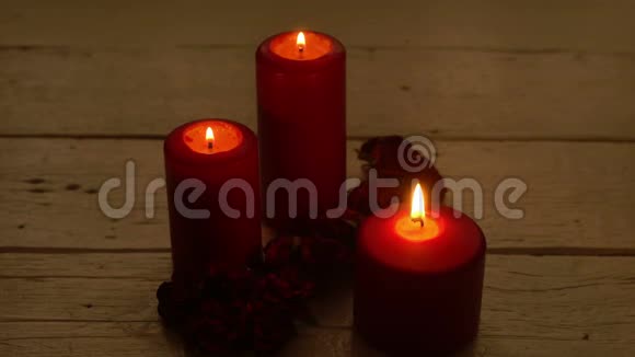 木制书桌上的红烛焰和玫瑰视频的预览图