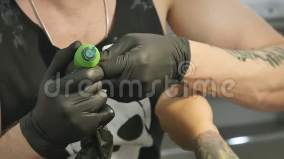 纹身师在纹身手术前给纹身机调音视频的预览图