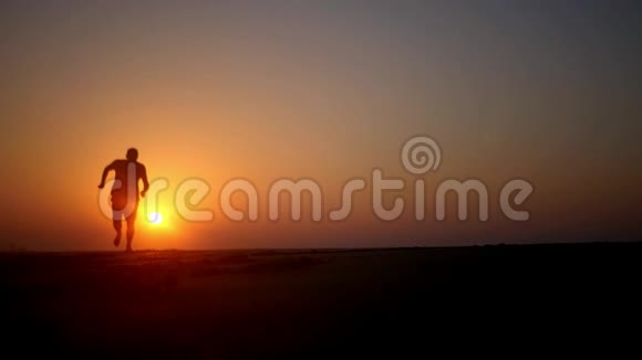日落时分一个人赤脚在沙滩上奔跑高清1920x1080慢动作视频的预览图