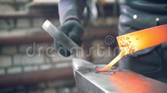 铁匠用铁锤在铁砧上塑造钢水视频的预览图