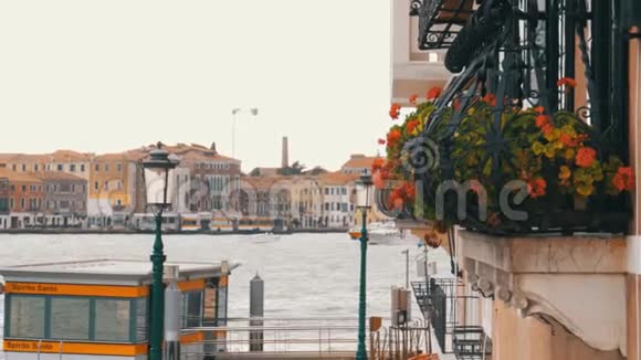 意大利威尼斯背景的带花阳台视频的预览图