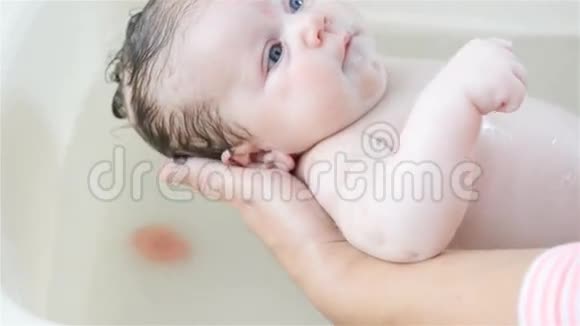 两个月大的婴儿洗澡时间视频的预览图
