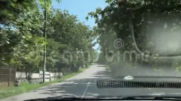 从佐治亚州的汽车上可以看到的道路景观从窗户看到的汽车视频的预览图