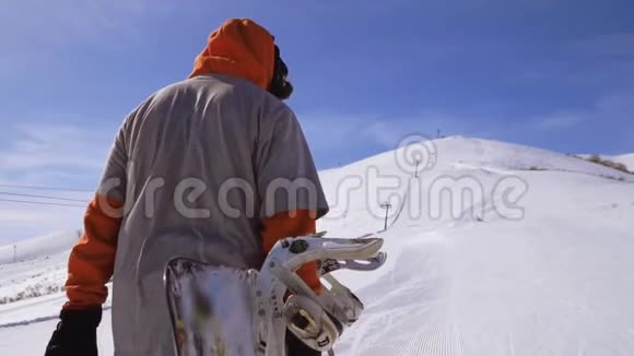 男性滑雪者步行上坡视频的预览图