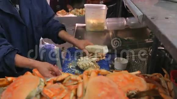 螃蟹在市场上煮熟视频的预览图