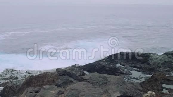 波涛汹涌的大海正在岩石海岸上肆虐视频的预览图