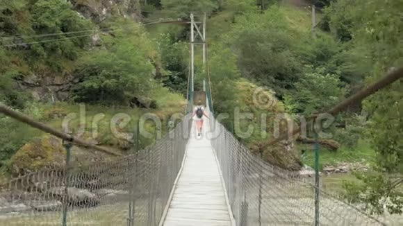 小女孩走在吊桥上乔治亚视频的预览图