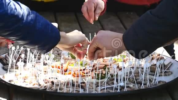 野餐时吃点鱼和香肠视频的预览图