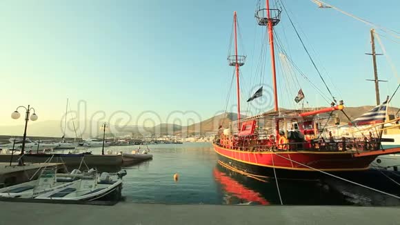 风景如画的海景港口的船只和船只视频的预览图