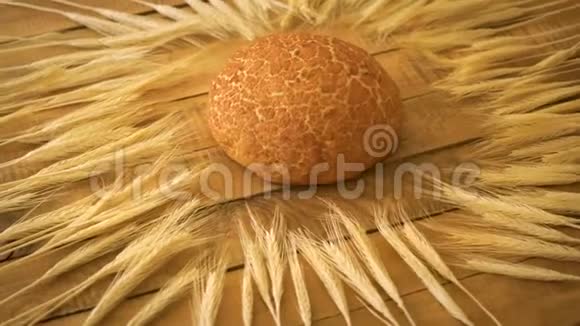 木制桌子上的金色自制玉米面包和黑麦耳朵视频的预览图