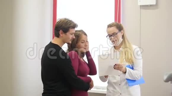 年轻的妇科医生和这对夫妇谈话视频的预览图