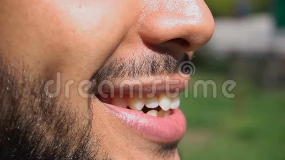 英俊的人在诊所改变了嘴唇的形状动作缓慢视频的预览图