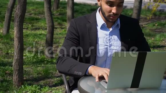 穆斯林建筑师点击笔记本电脑思考新项目慢动作视频的预览图