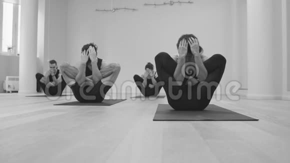 瑜伽课阿斯汤加瑜伽加尔巴平达萨纳视频的预览图