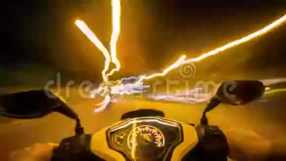 晚上骑摩托车视频的预览图