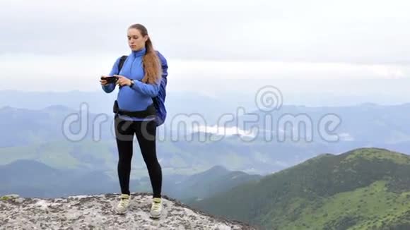 孕妇在山上自拍视频的预览图