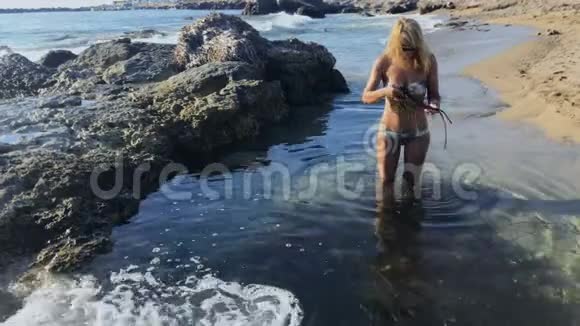 在海边戴太阳镜的女人视频的预览图