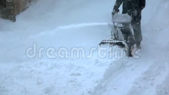 慢镜头冬天雪人从人行道上擦雪视频的预览图
