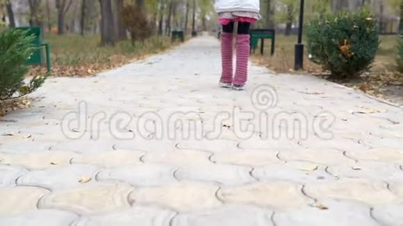 一个小女孩在公园里散步视频的预览图