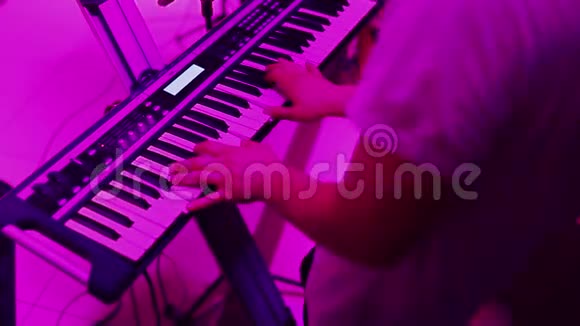 手在弹钢琴弹钢琴彩灯视频的预览图