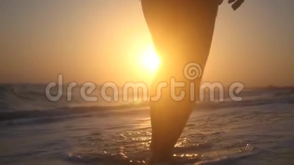 一个年轻的女孩享受日落和大海幸福地在水上跳跃高清1920x1080慢动作视频的预览图