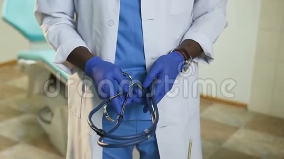 医院办公室里有听诊器的非洲男医生画像视频的预览图