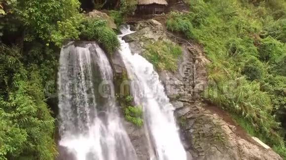 落基山多层瀑布充满了天然生长的树木视频的预览图