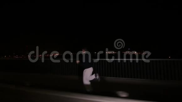 一个人正沿着夜桥奔跑视频的预览图