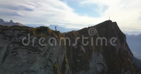 秋天从罗切斯德纳耶拍摄的日内瓦湖4k无人驾驶飞机视频的预览图