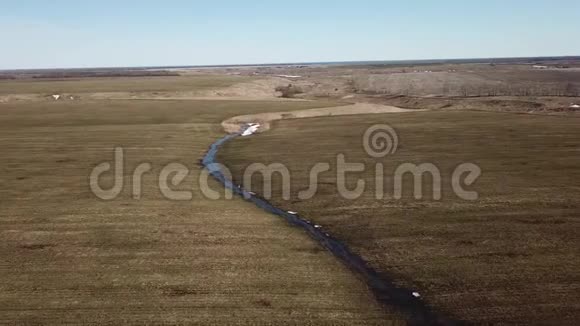 田野里的溪流空中景色春天的自然视频的预览图