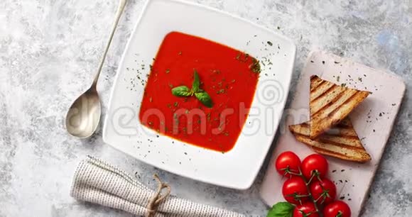 红番茄汤加脆面包和勺子视频的预览图