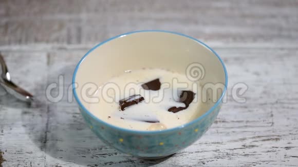 在碗里做巧克力酱视频的预览图