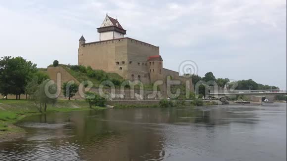 八月的云日赫尔曼城堡的景色爱沙尼亚纳尔瓦视频的预览图
