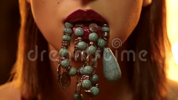 迷人的年轻女子双唇紧抱着珍贵的宝石首饰项链和紫水晶海蓝宝石视频的预览图
