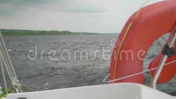 在波涛汹涌的水面上的海滨游艇板视频的预览图